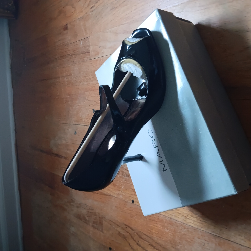 Marc Fisher Black Heels Elegant Design